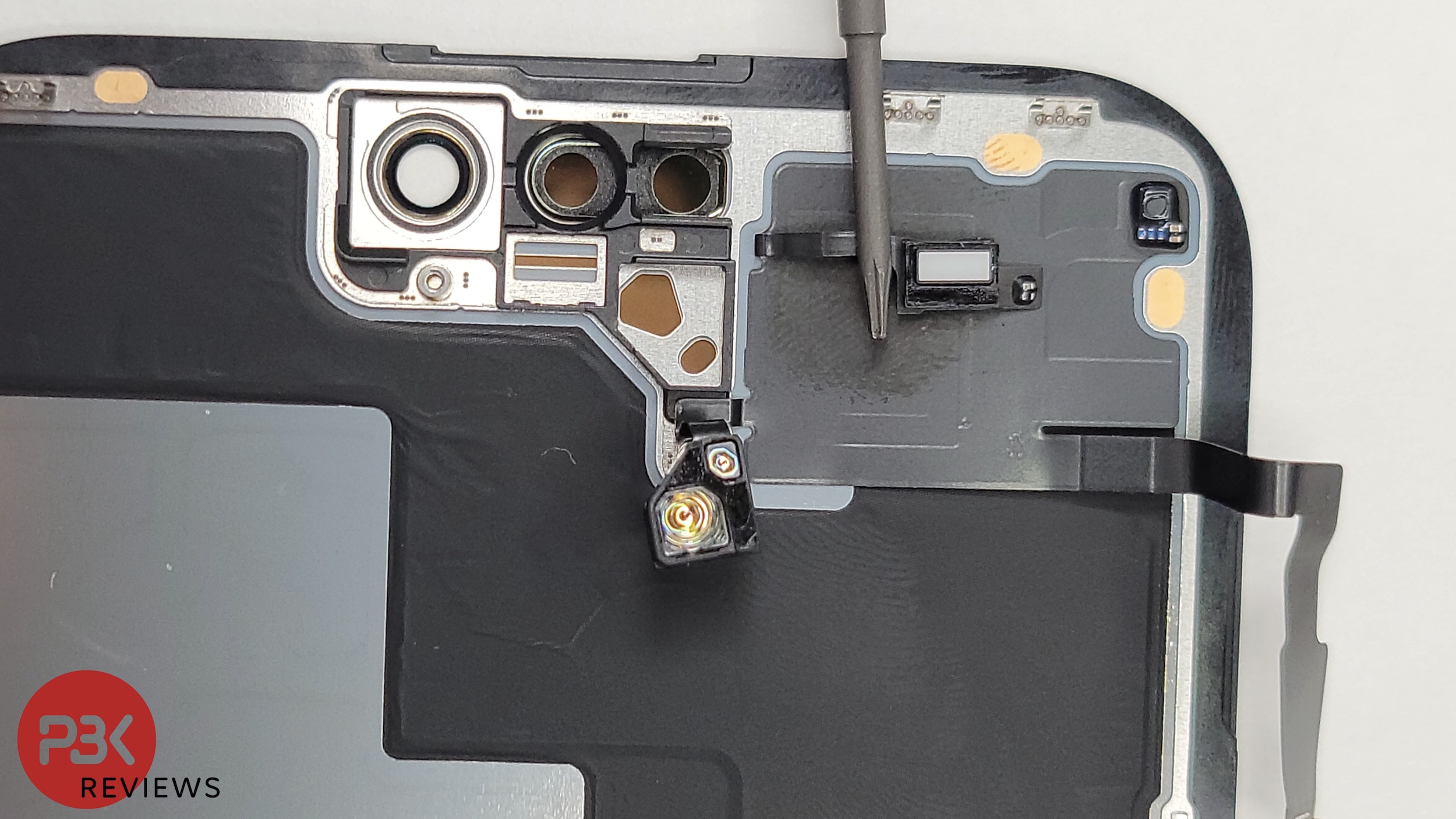 يمنحنا التفكيك المبكر لجهاز iPhone 14 Pro Max نظرة أولية على الأجزاء الداخلية للهاتف.