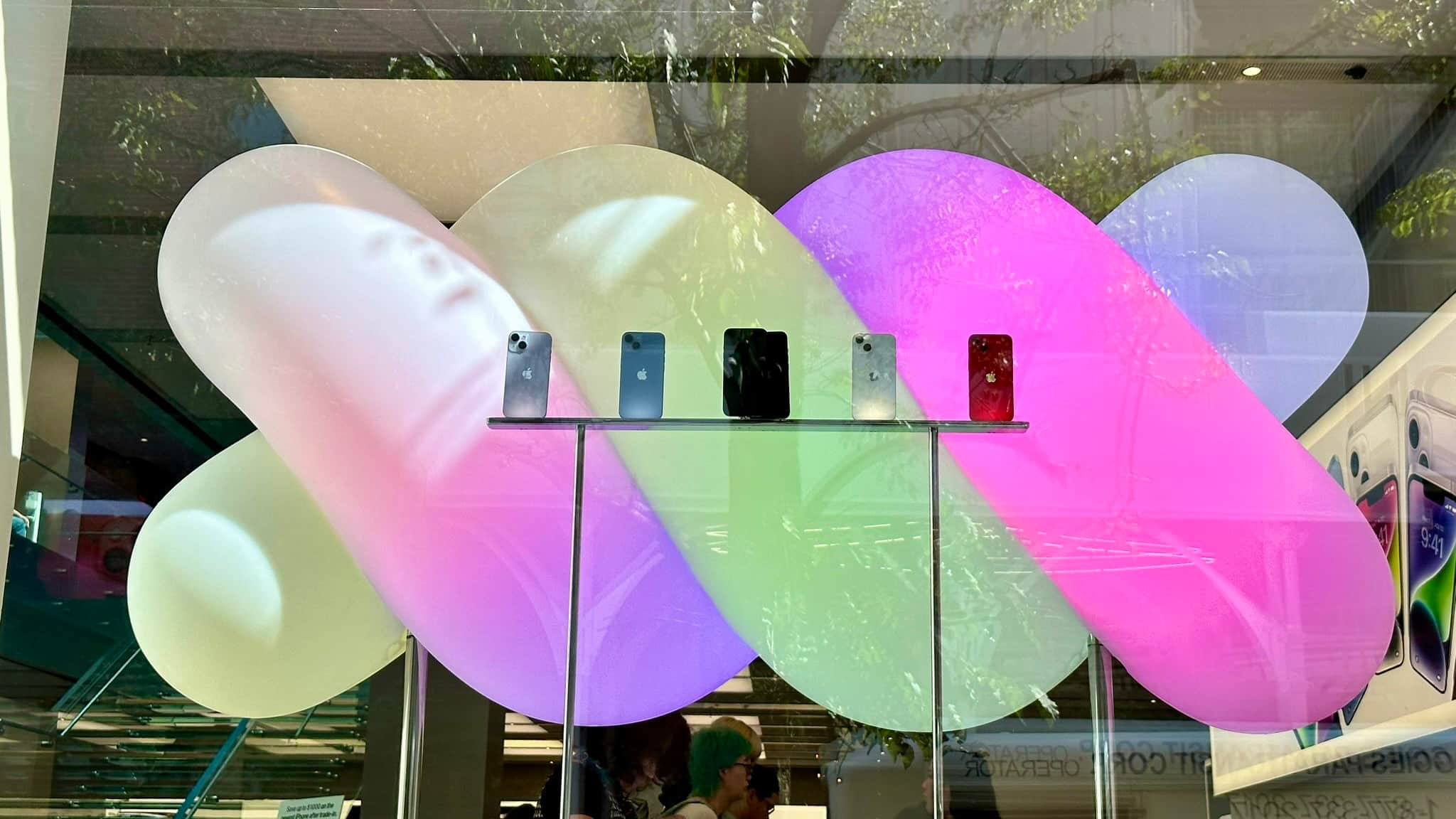 Apple Stores embrace iPhone 14 Pro with new Dynamic Island window ...