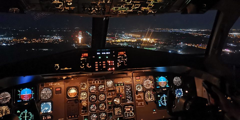 Airport 5G | Airliner on final approach at night
