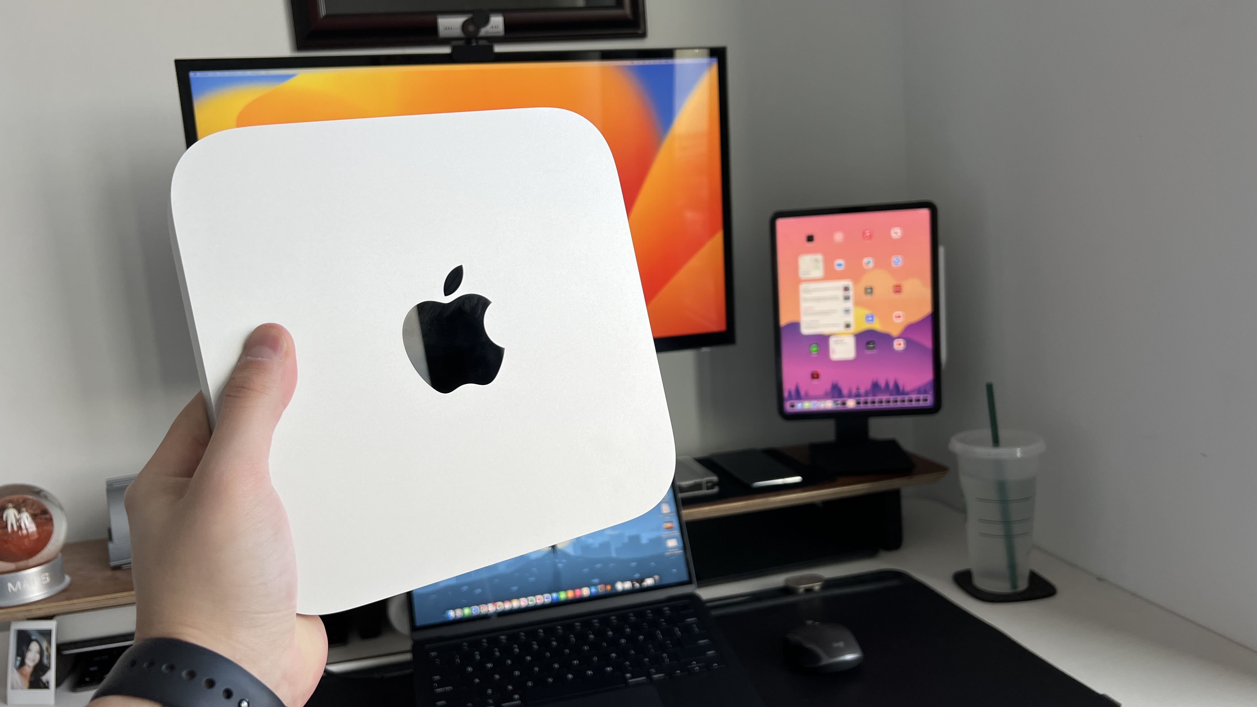 Dual Mac minis and Xbox play in gamer's workstation [Setups]