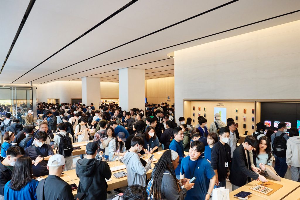 اپل فروشگاه جدیدی را در منطقه گانگنام کره جنوبی با نمای شیشه ای منحصر به فرد افتتاح کرد