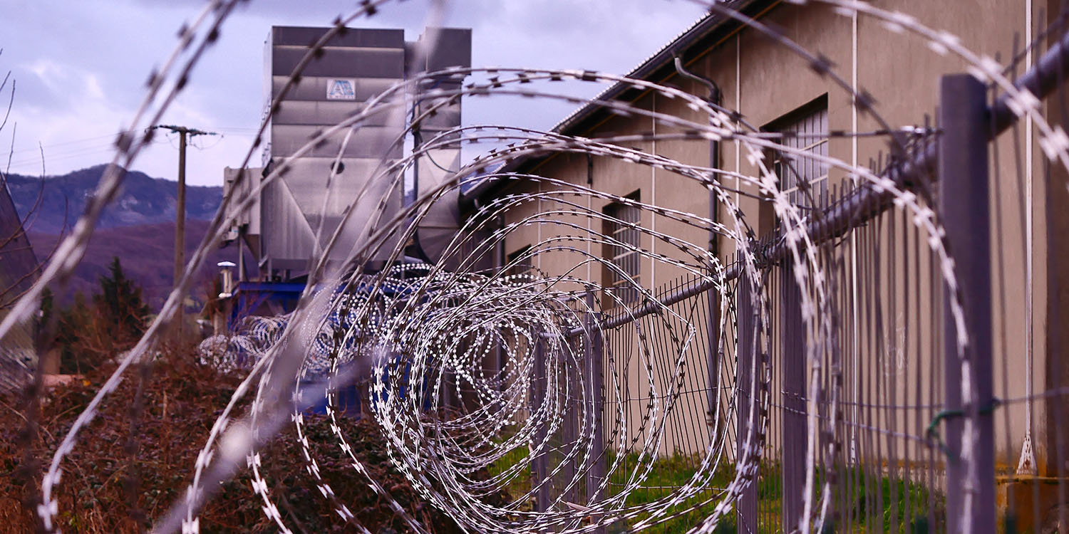 Twitter hacker pleads guilty | Prison fencing