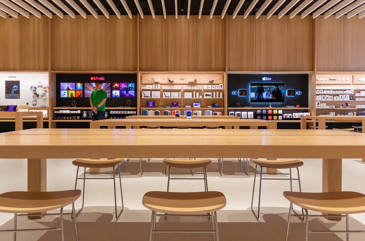 Apple's Redesigned and Relocated Tysons Corner Store Opens Today - MacRumors