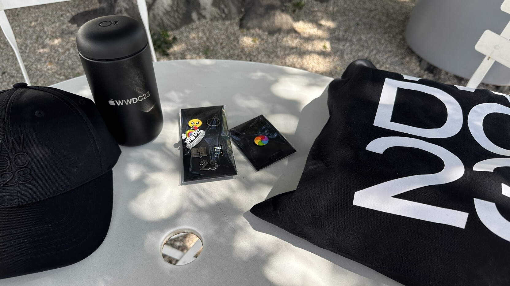 Apple gifts WWDC23 developers limited-edition tote bags, enamel 