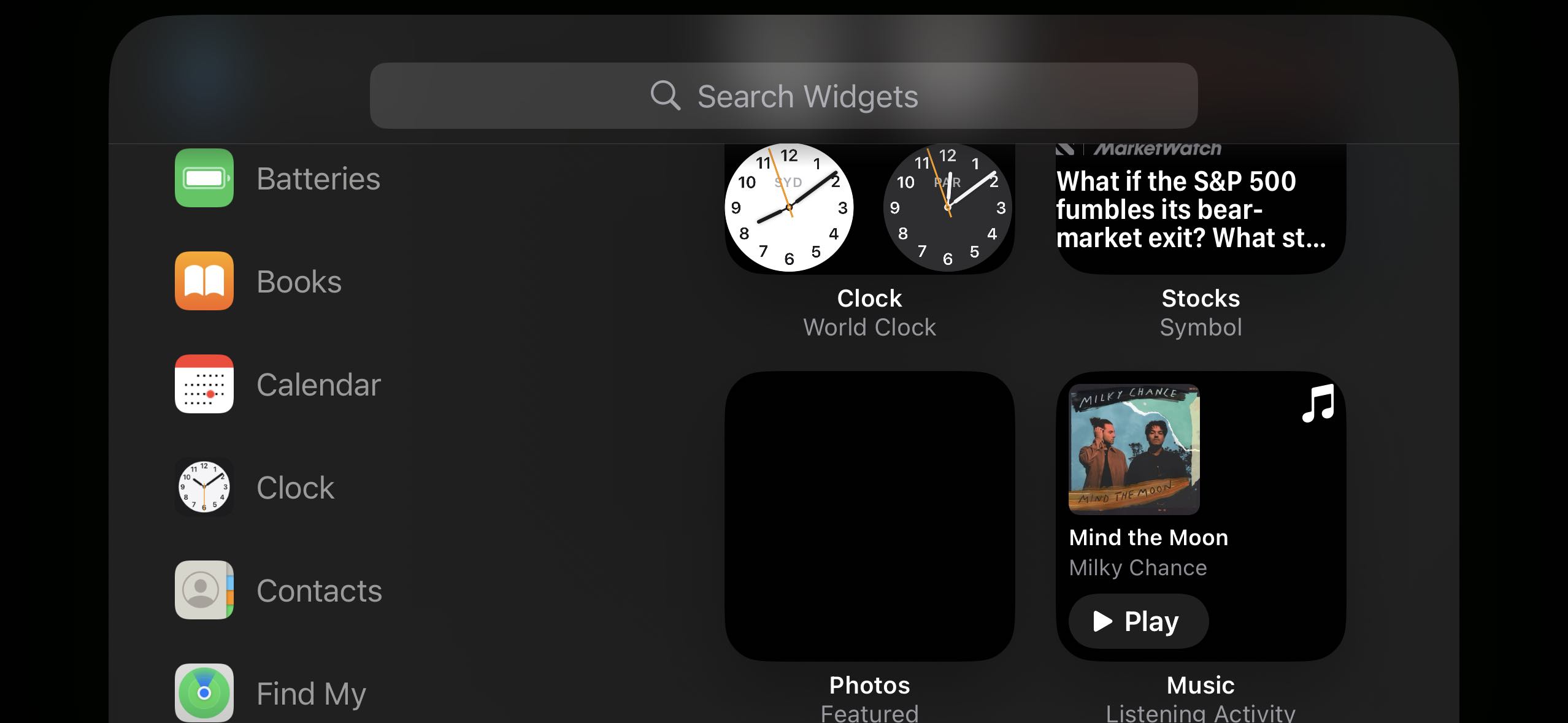 Widget'ları kullanan ve özelleştiren iOS 17 iPhone StandBy