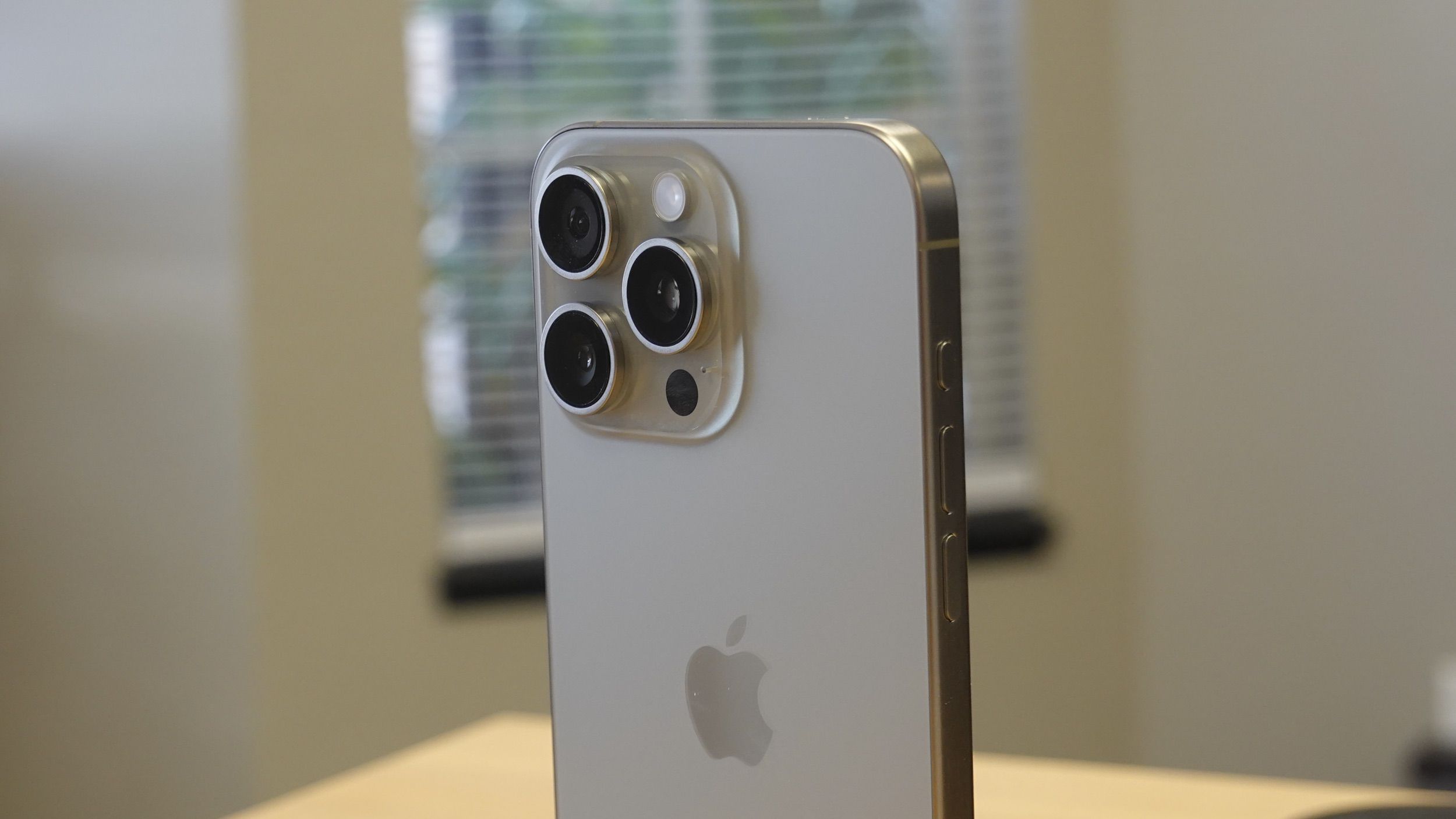 Tombol aksi untuk kamera iPhone 15 Pro
