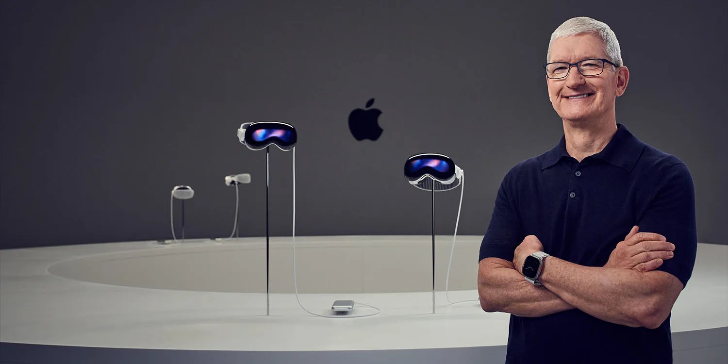 Vision Pro de 2e génération |  Photo promotionnelle Apple de Tim Cook avec des modèles de 1ère génération