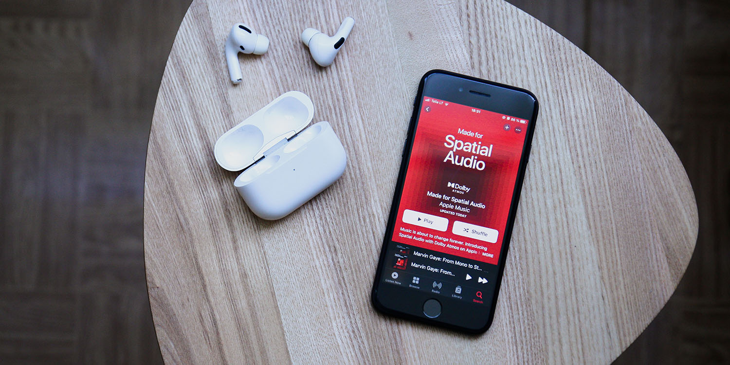 Fraude Apple Music |  AirPods et iPhone avec l'application Apple Music ouverts