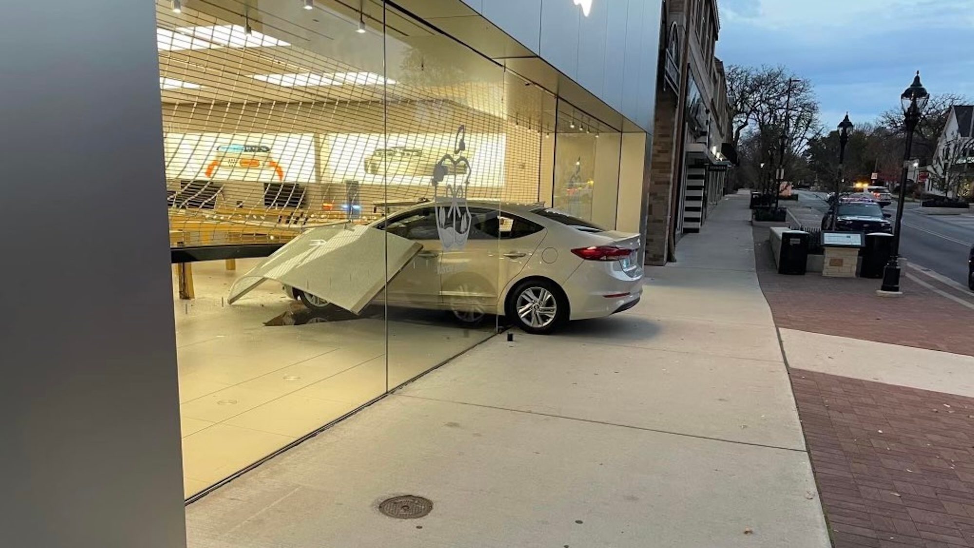 Автомобиль врезался в Apple Store в Иллинойсе, водитель скрылся с места происшествия