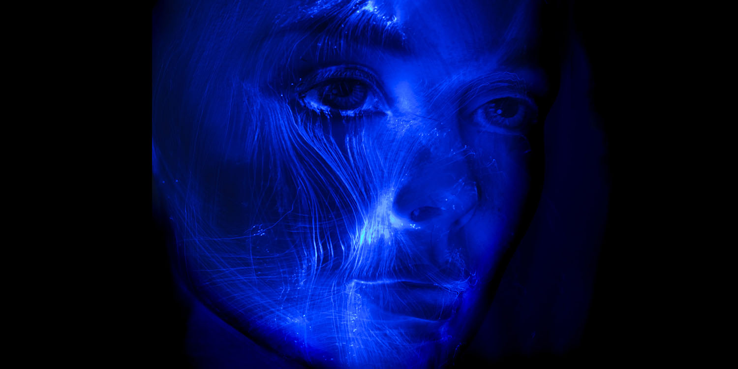 Le mystère du conseil d’administration d’OpenAI pourrait être résolu |  Light painting d'un visage féminin bleu