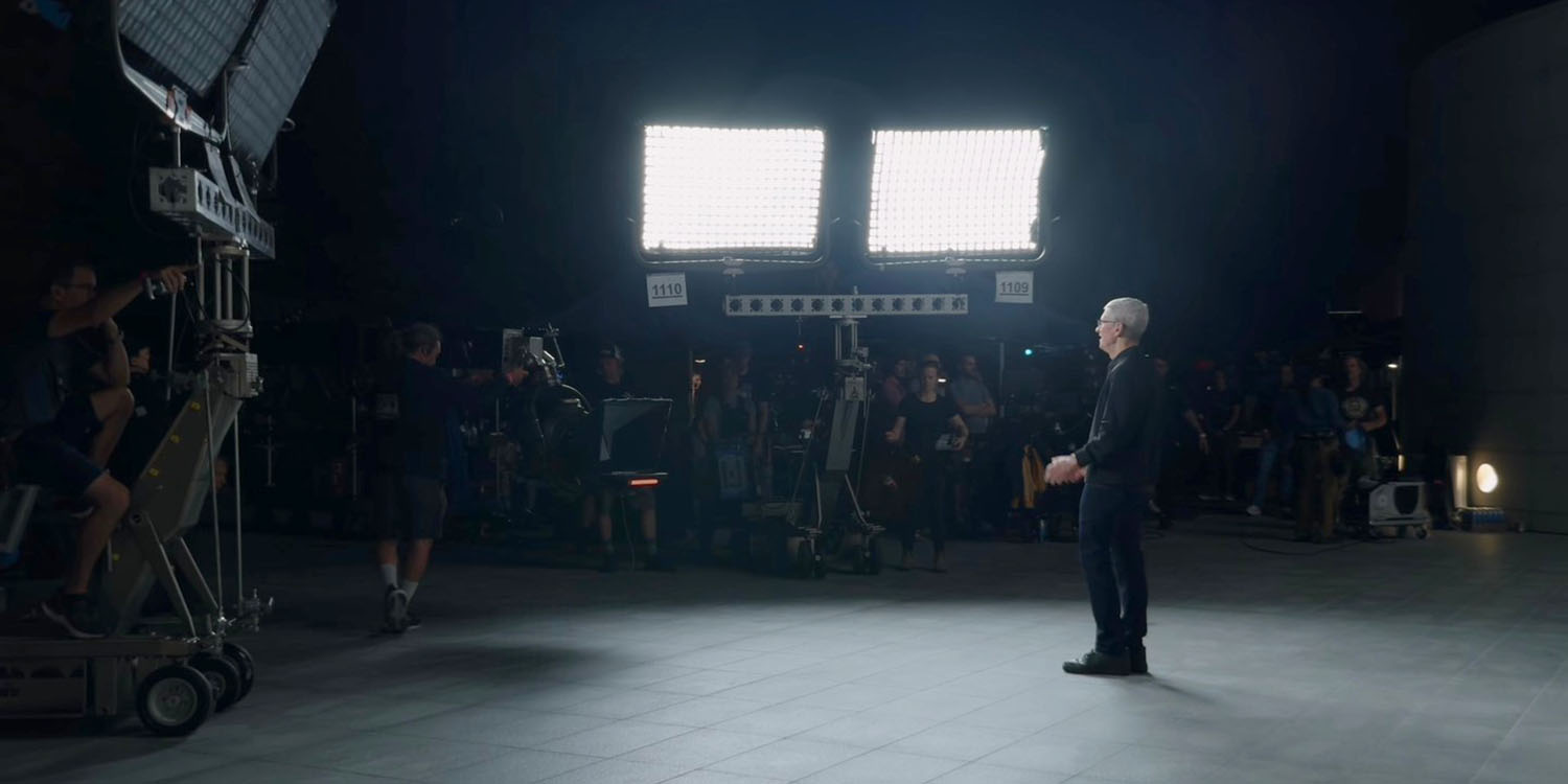 Effrayant Événement rapide Shot on iPhone 15 Pro Max |  Tim Cook debout devant d'immenses rangées de lumières de cinéma