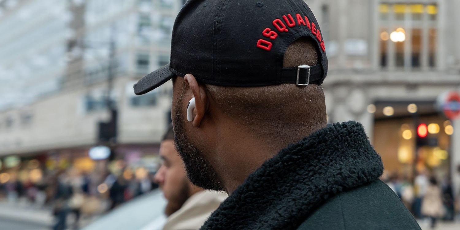 Livres audio Spotify |  Homme dans la rue utilisant des AirPods