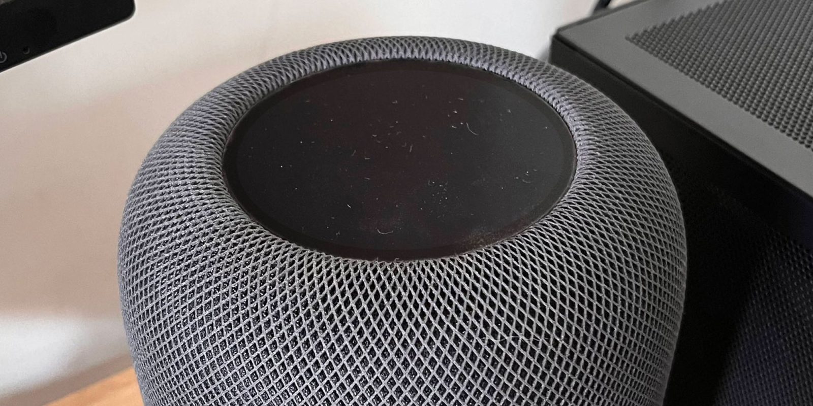 HomePod prototype with touchscreen LCD on top shows up in new images