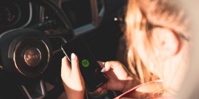 Derniers licenciements chez Spotify |  Application sur iPhone dans une Jeep