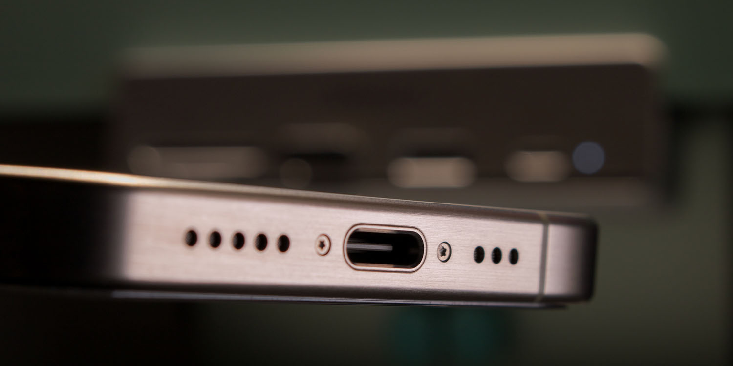 Loi sur le port de chargement USB-C |  Gros plan sur le port de l'iPhone 15