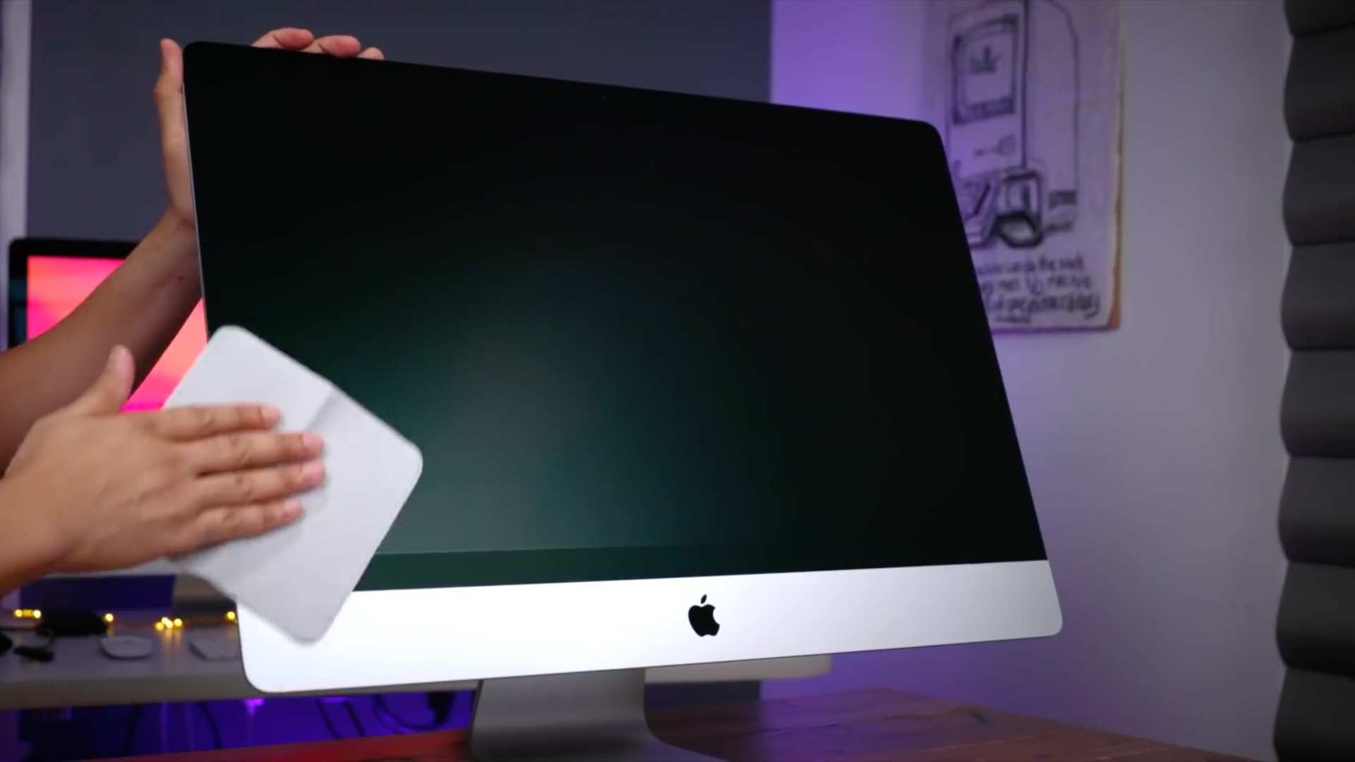 iMac 5K com tela Nano Texture limpando com pano de polimento