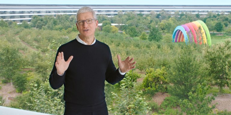 Tim Cook Apple 2025