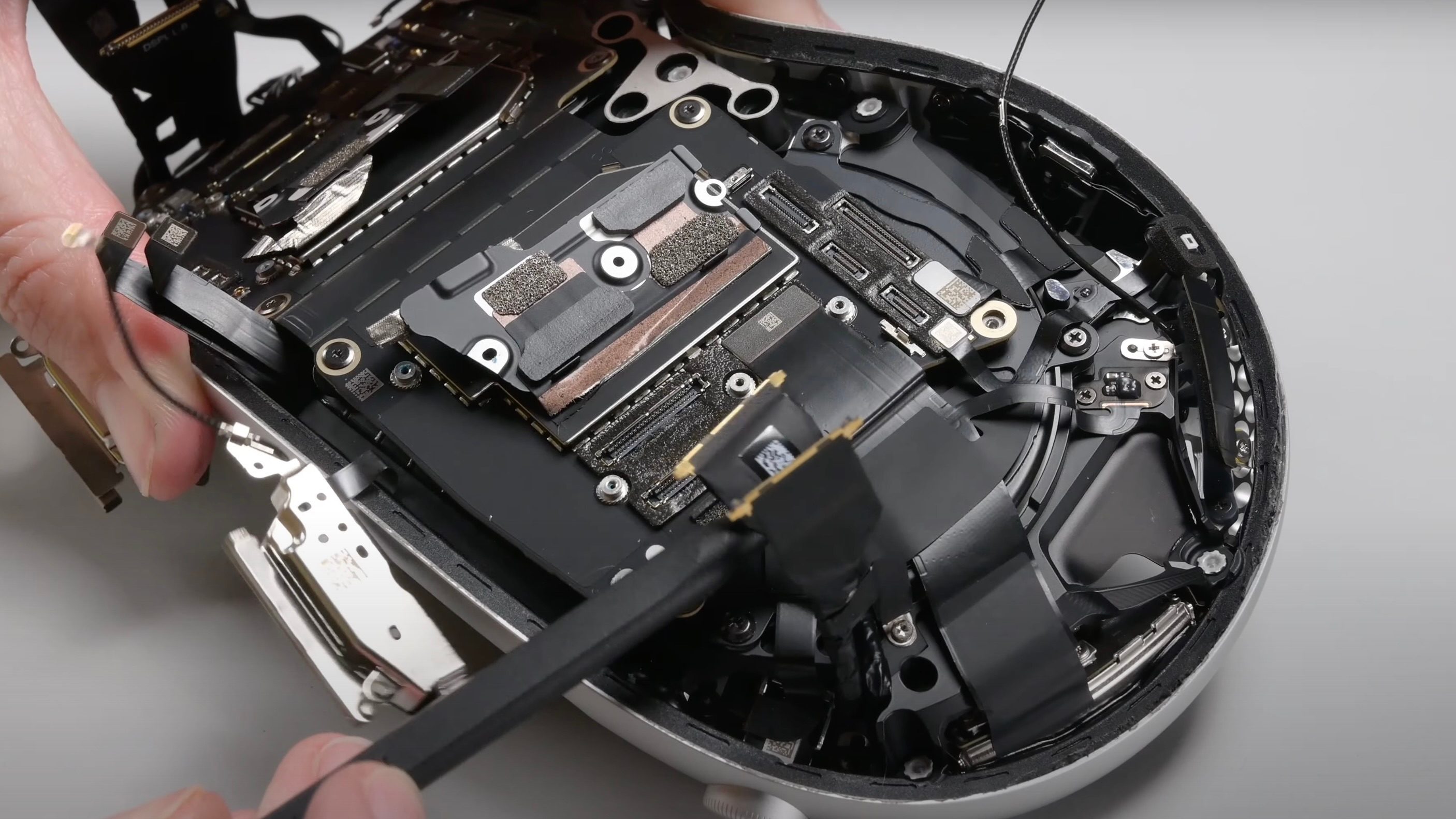 Разборка iFixit: взгляд на Apple Vision Pro [Видео]