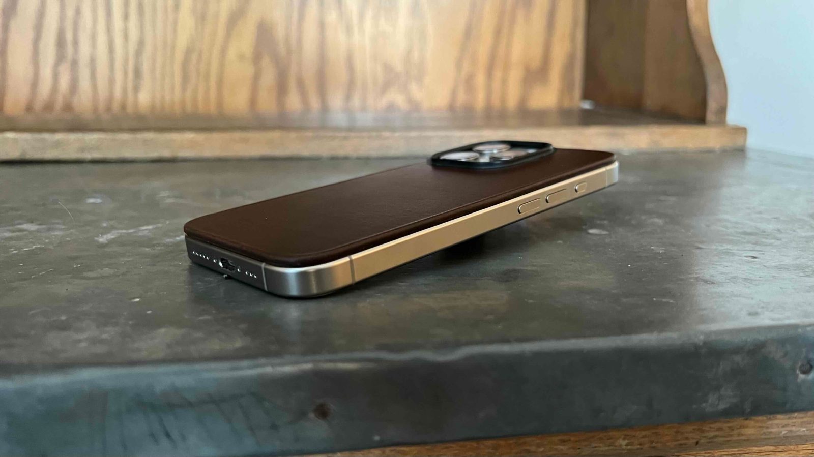 Dos en cuir magnétique Nomad pour iPhone 15 Pro