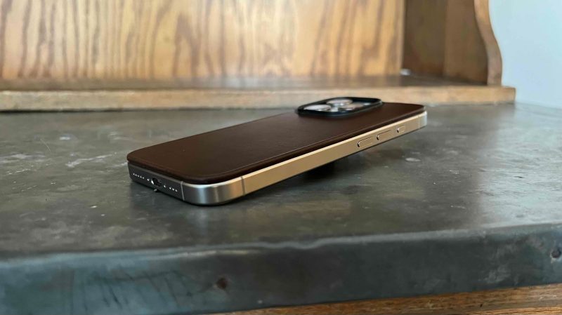 iPhoneアクセサリー NOMAD Magnetic Leather Back(iPhone15Pro) nomad-magetic-leather-back-for
