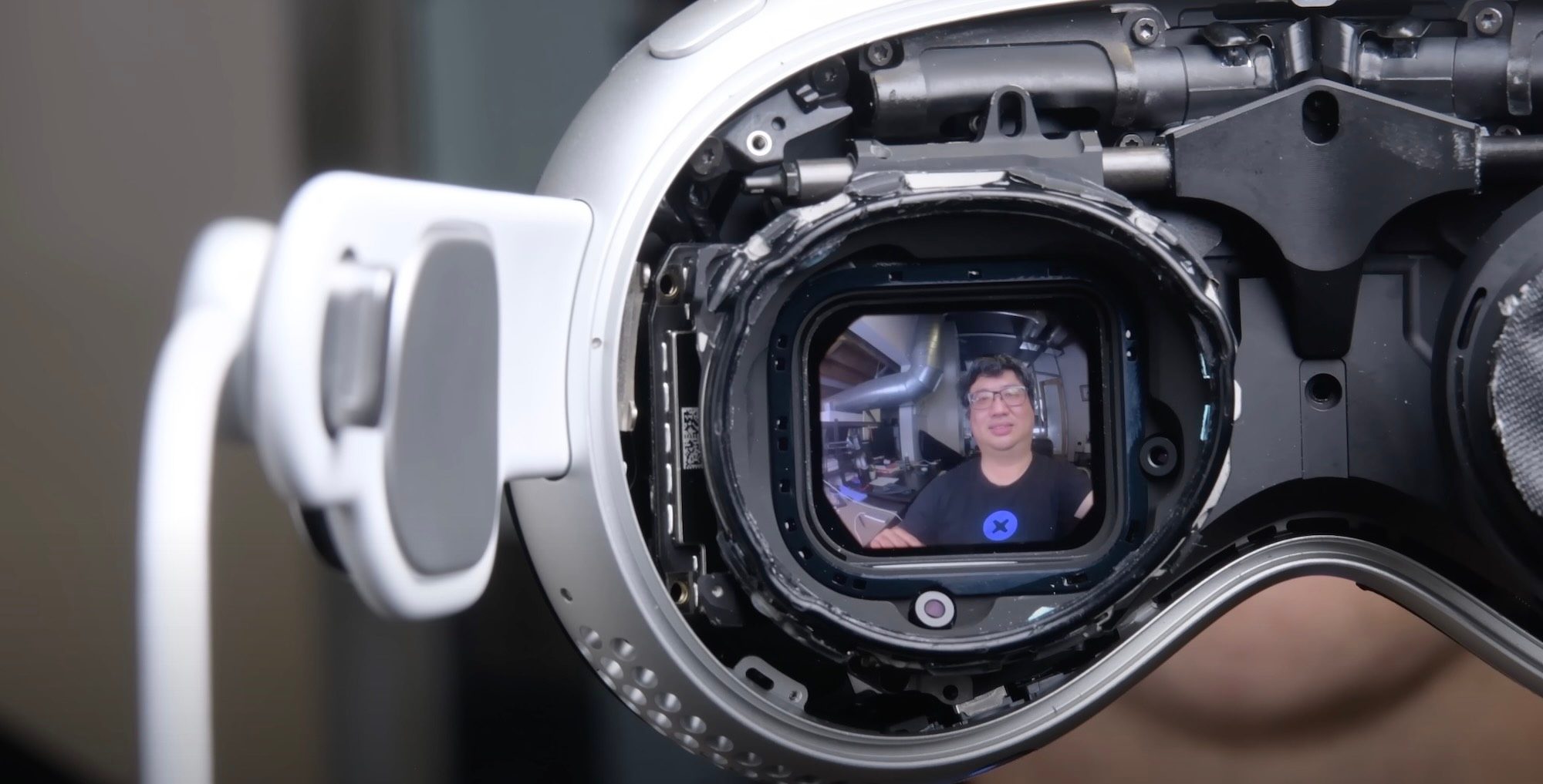 iFixit представила подробный обзор дисплея Vision Pro: «В один пиксель iPhone поместится 50 таких пикселей»