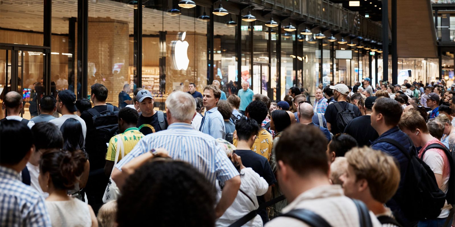 Apple's best DOJ antitrust lawsuit is its customers | Crowds at Apple Store Battersea opening