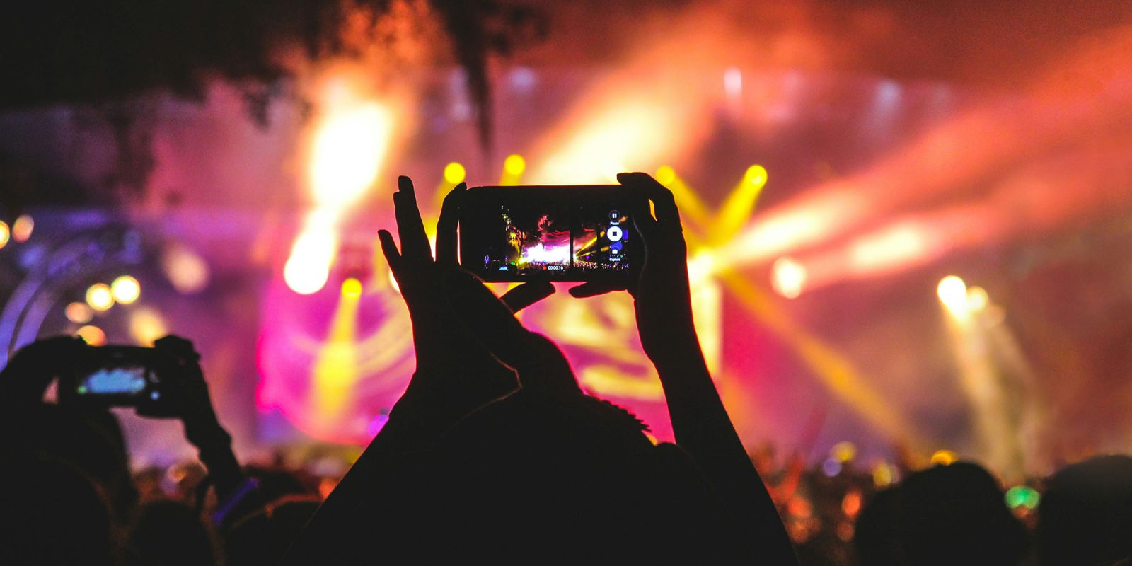 Facebook videos will be recommended by AI | Shooting iPhone video at a concert