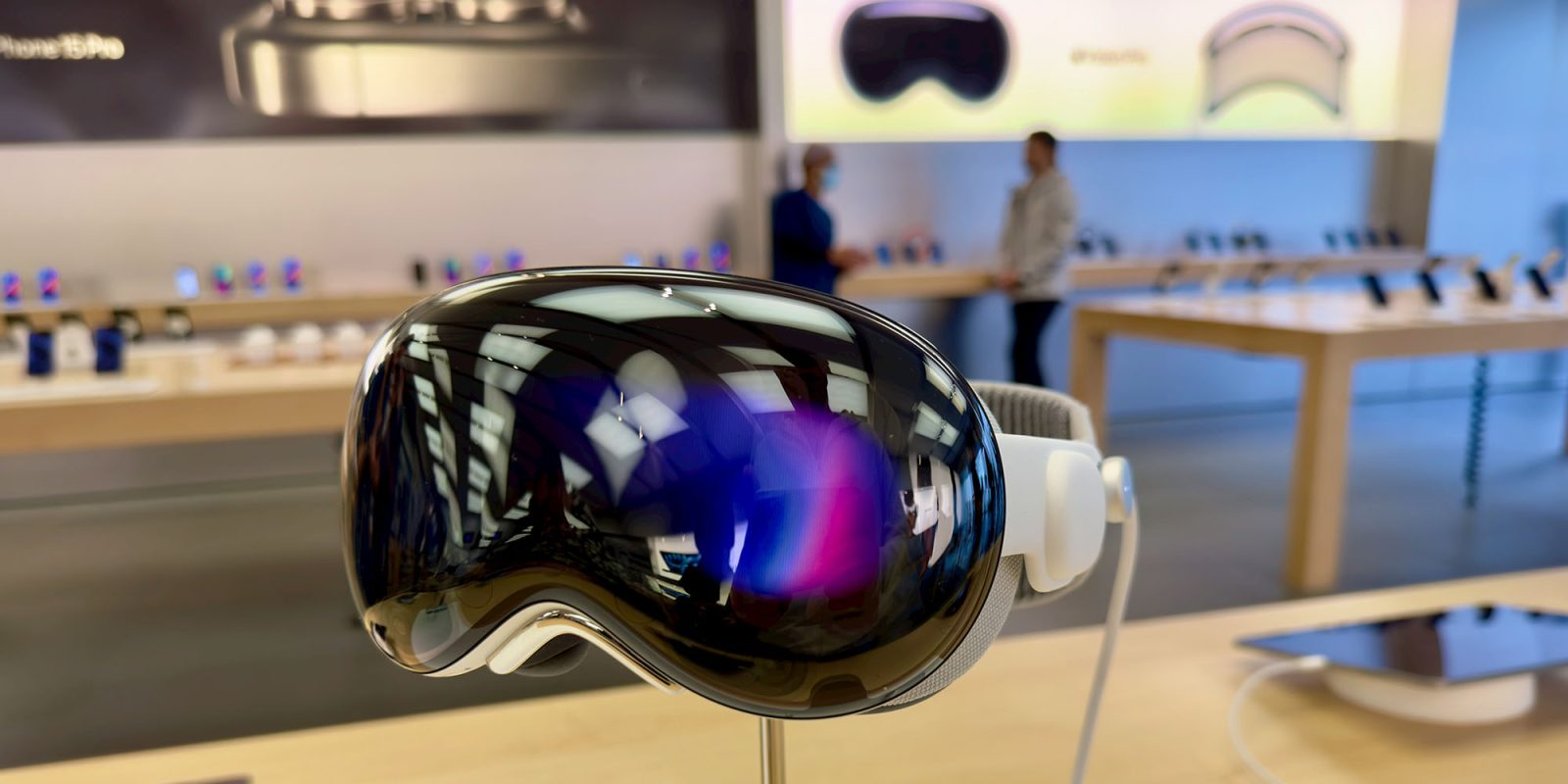 Joanna Stern would not buy Vision Pro | Display model in Apple Store
