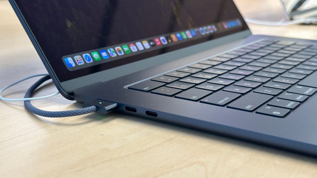 Port M3 Macbook Air + kabel pengisi daya