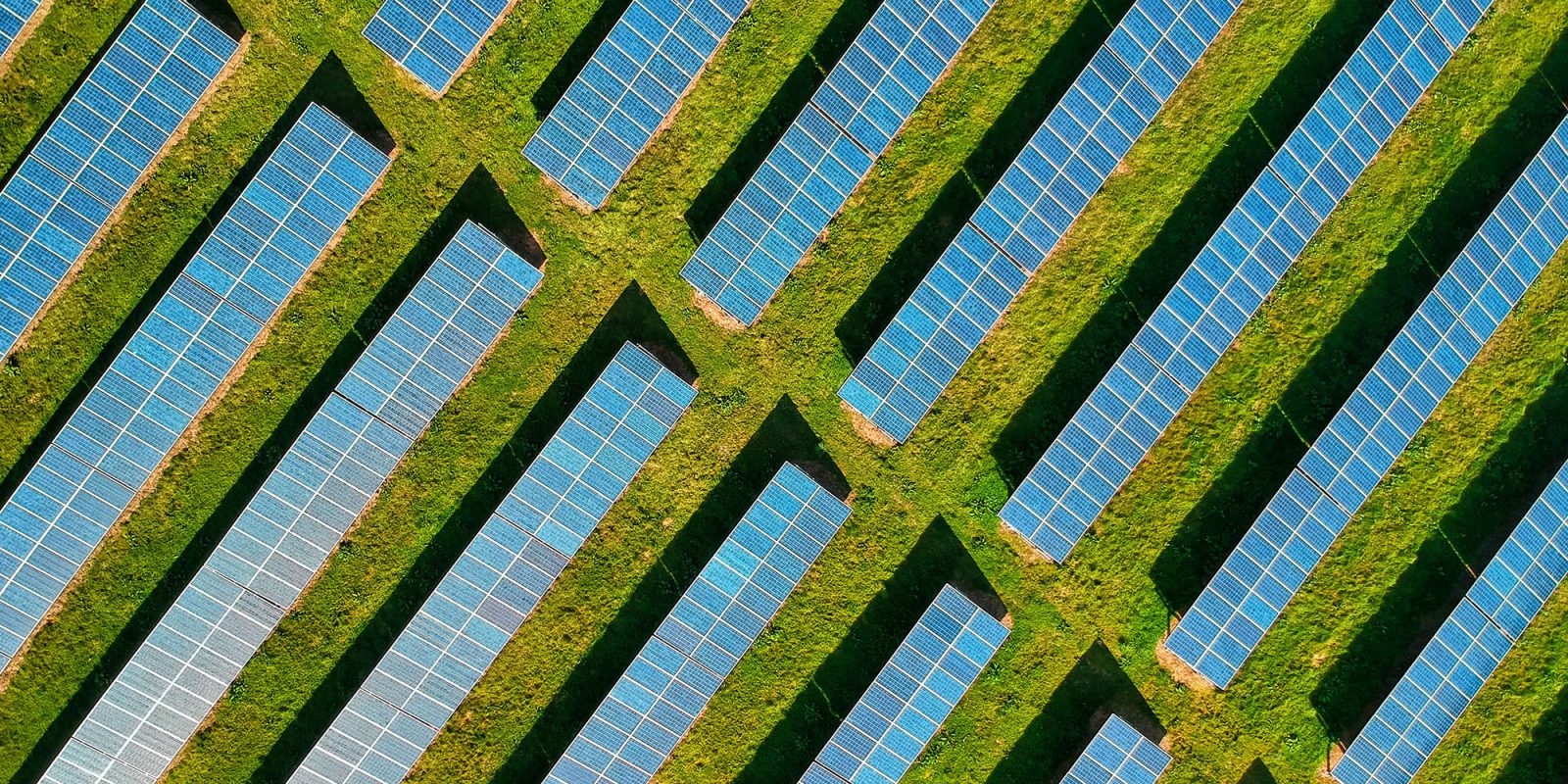 Objectifs environnementaux d'Apple 2030 |  Tir de drone d'une ferme solaire