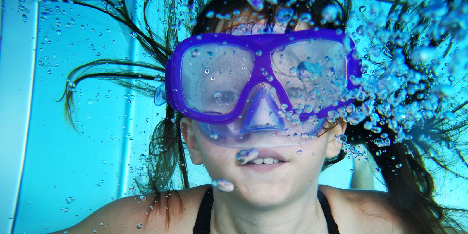 Apple Watch emergency SOS drowning | Child underwater in a pool