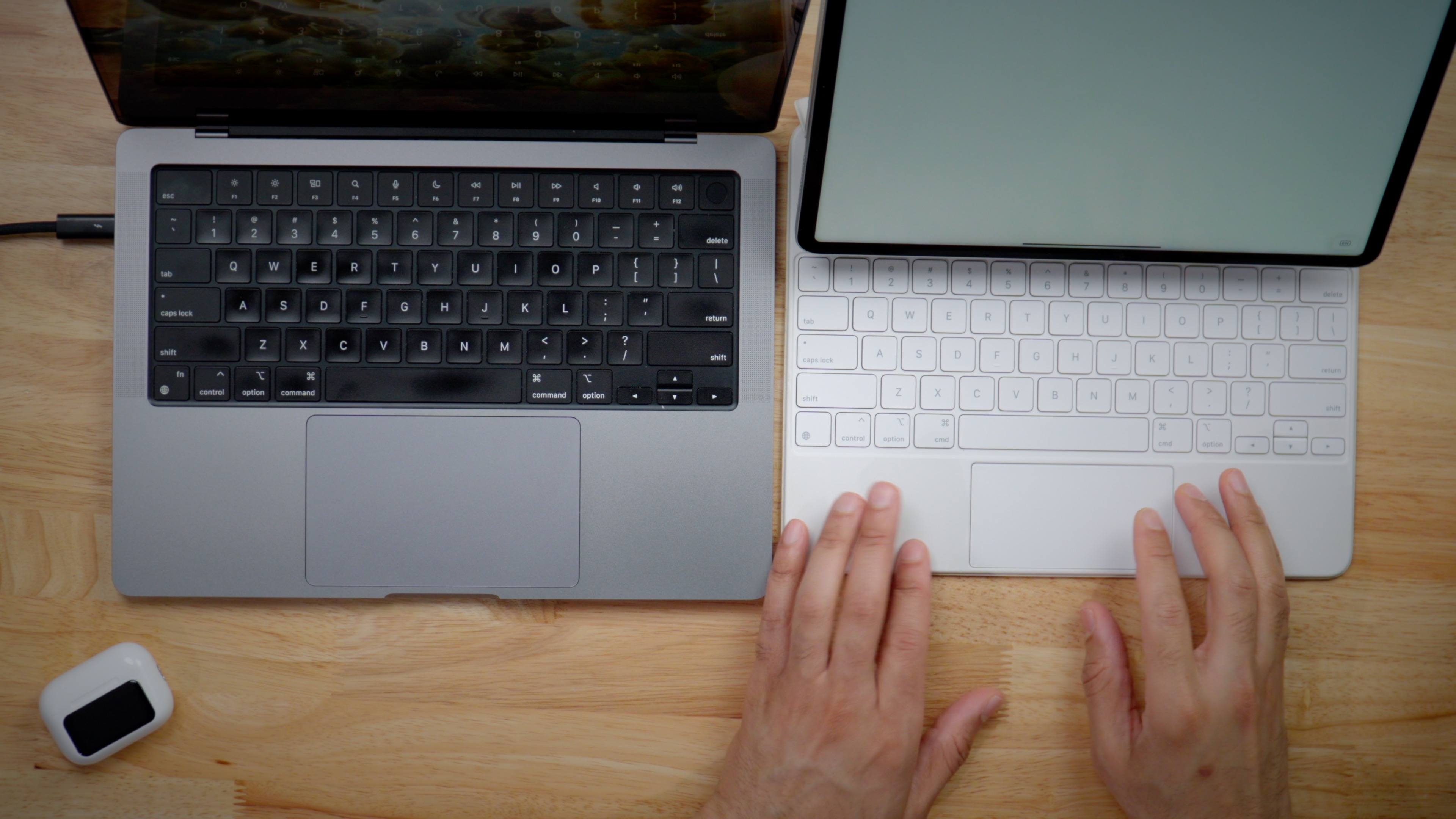 MacBook Pro 14 pouces contre clavier magique iPad Pro