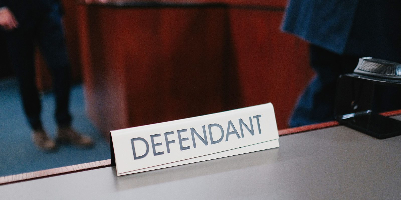 Apple looks set to lose latest court battle | Defendant sign in courtroom
