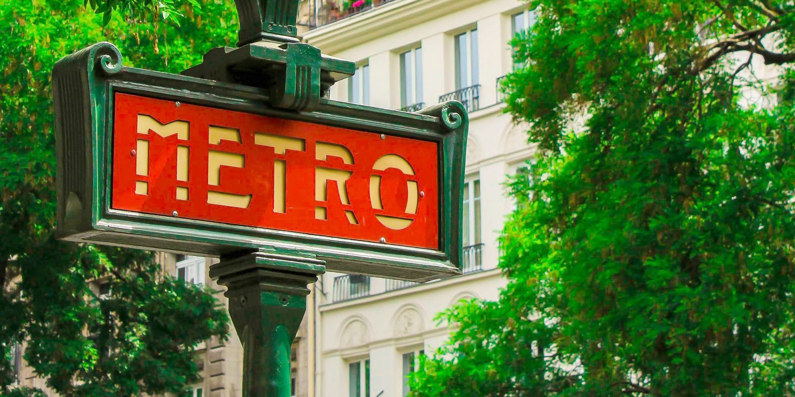 Passe Navigo finally comes to Wallet app | Paris Metro sign