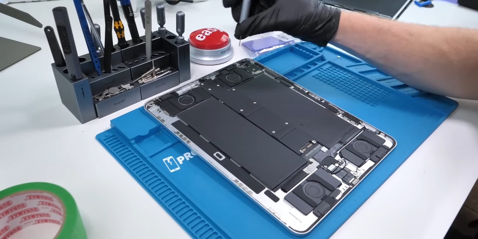 Видео с разборкой M4 iPad Pro: загляните внутрь самого тонкого продукта Apple