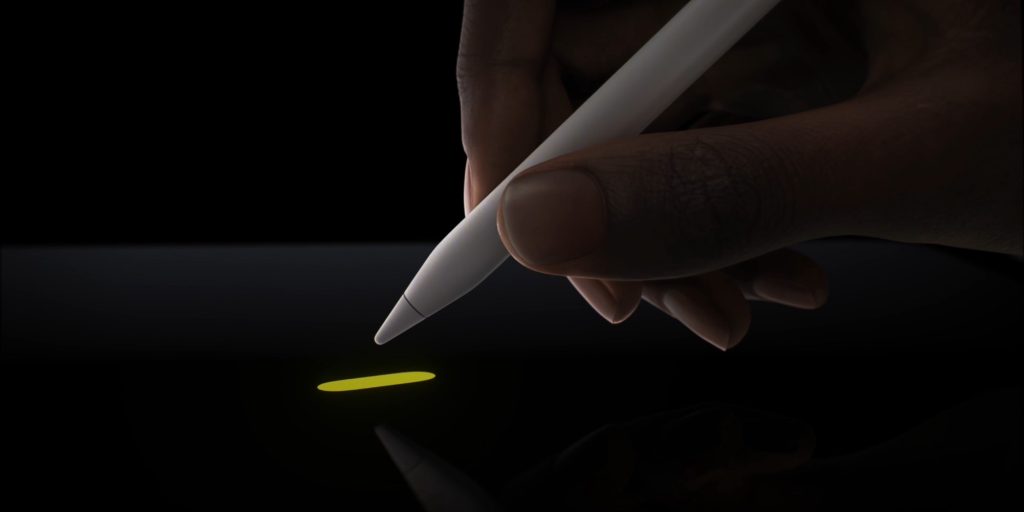 Apple Pencil Pro survolant l'iPad Pro