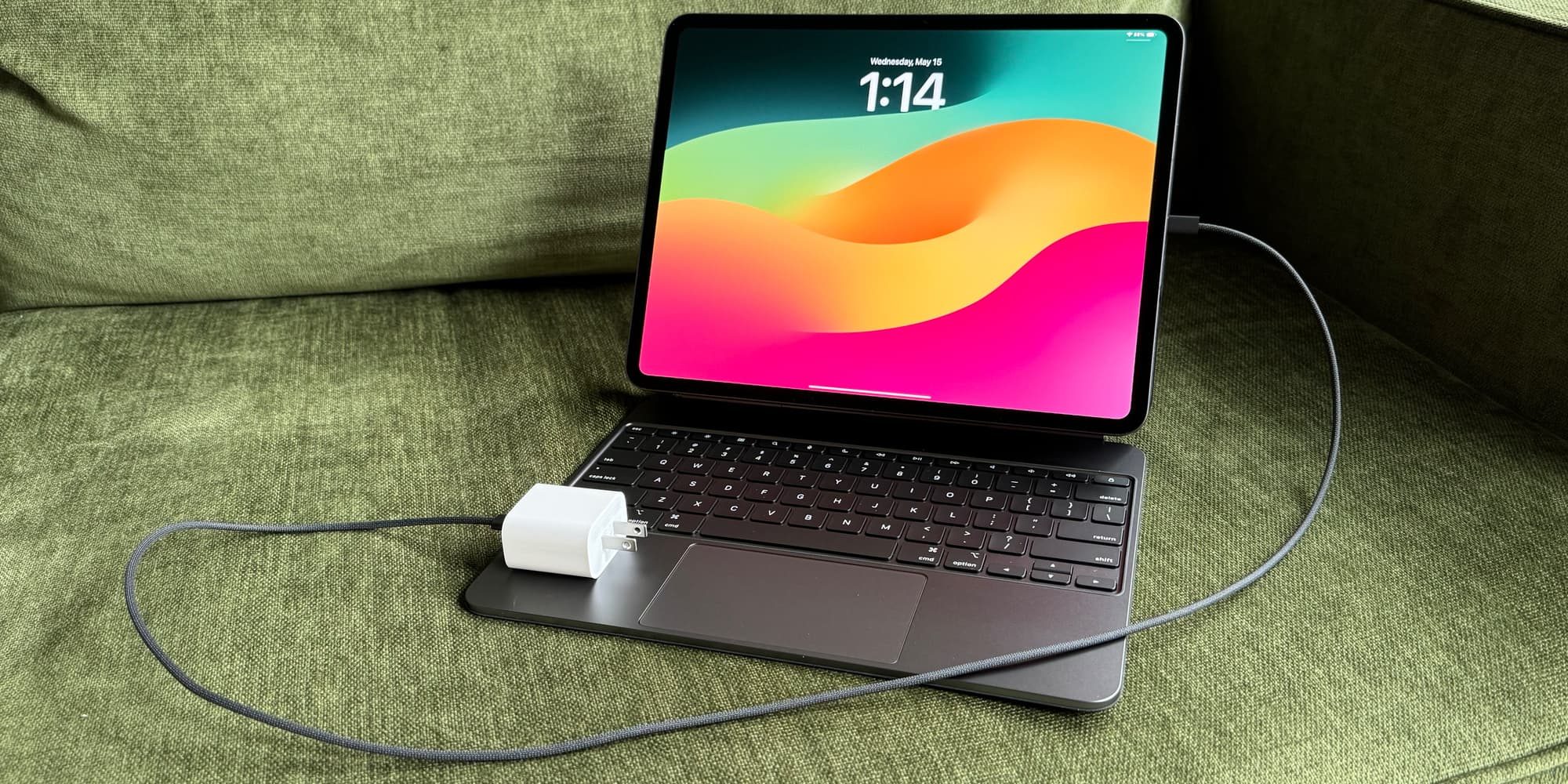iPad Pro M4 поставляется с кабелем USB-C в цвет корпуса, так что выбирайте космический черный