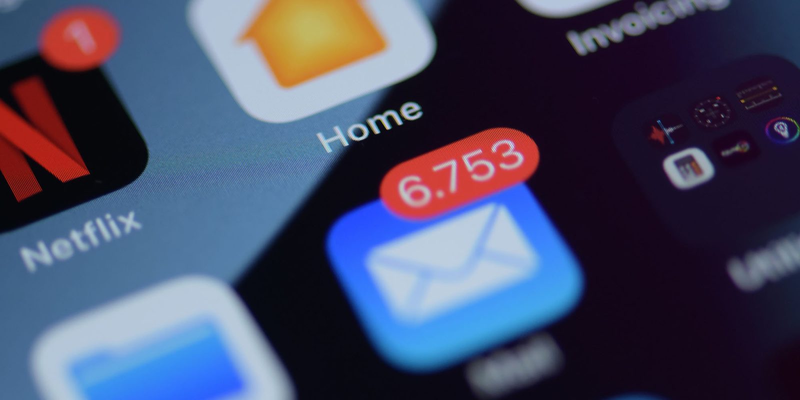 ویژگی های هوش مصنوعی برنامه Mail iOS 18 |  نماد ایمیل با هزاران پیام خوانده نشده