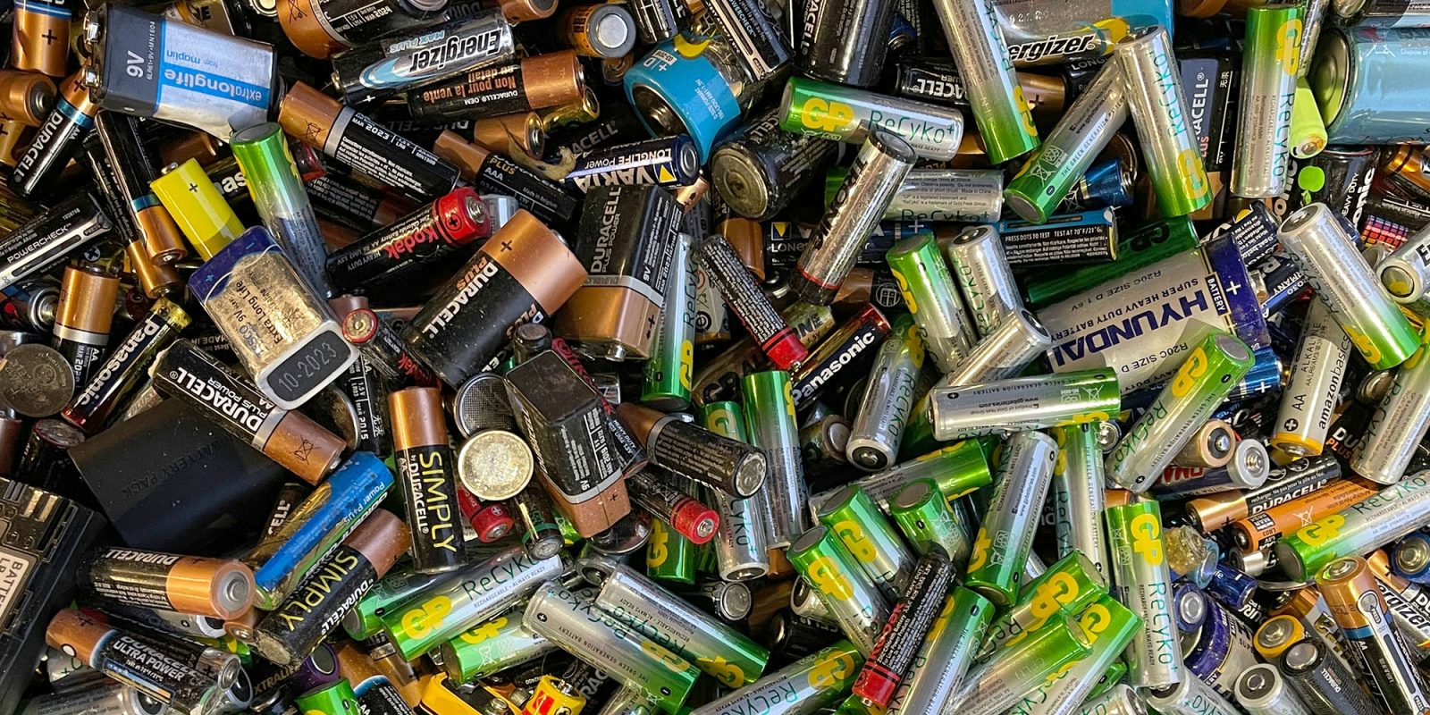 1000 battery drop-off points on the way | Disposable batteries shown