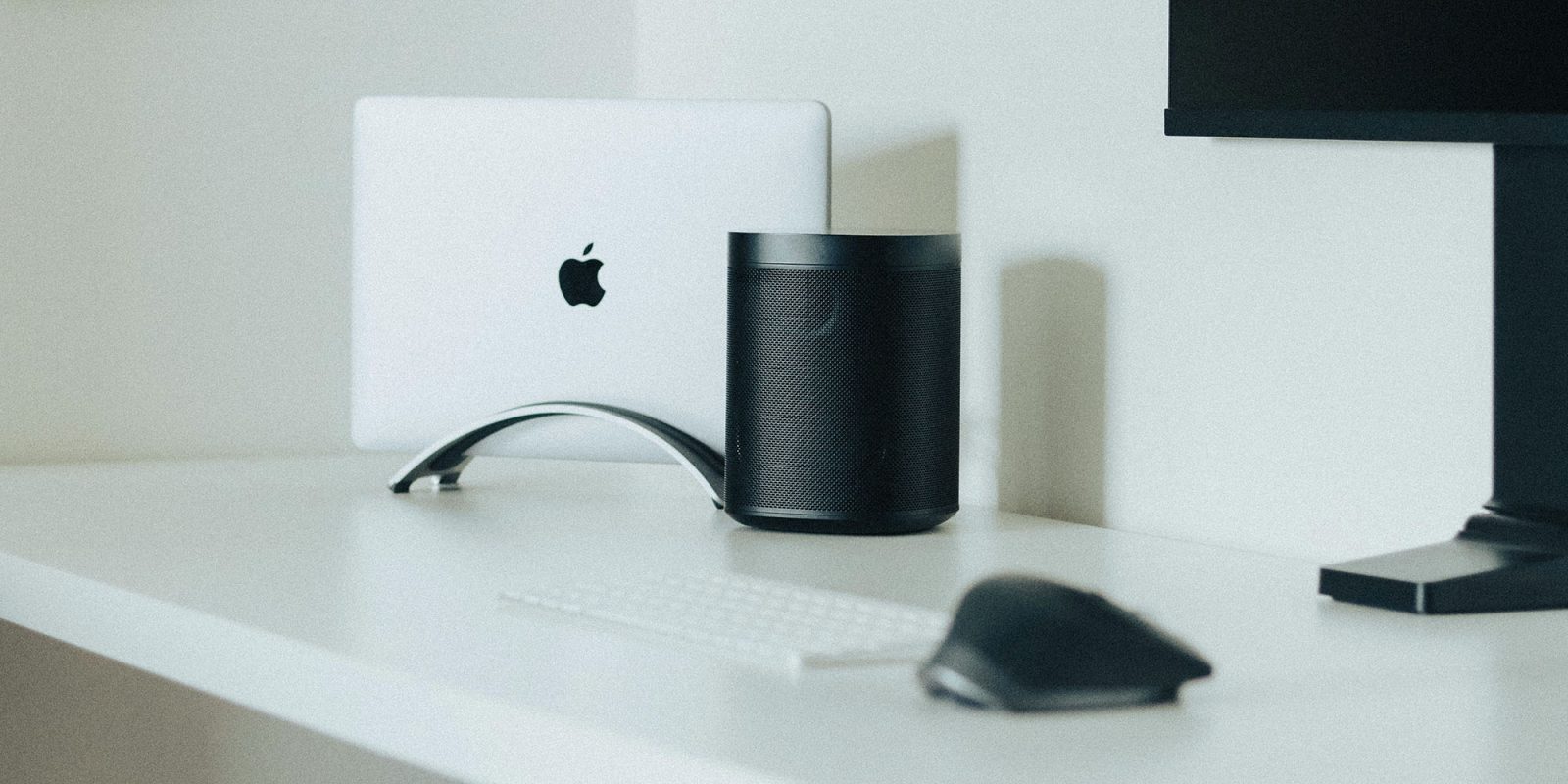 Aplikasi Sonos lama tidak dapat dikembalikan | Speaker Sonos di meja dengan MacBook