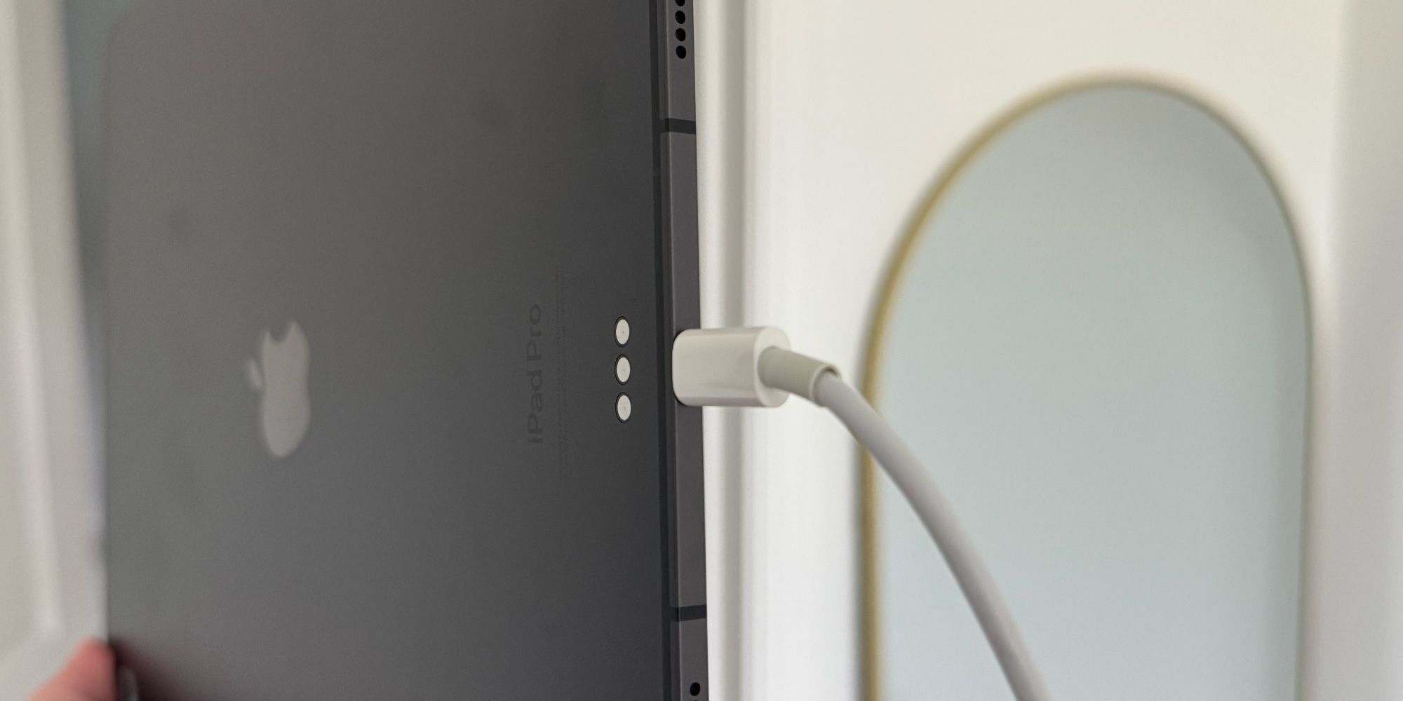 Porta USB-C no iPad Pro M4