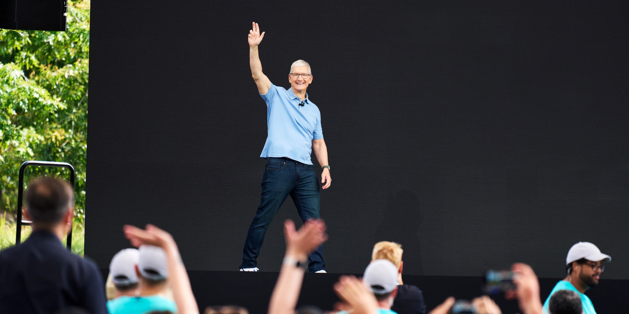 Tim Cook sul palco dell'Apple Park