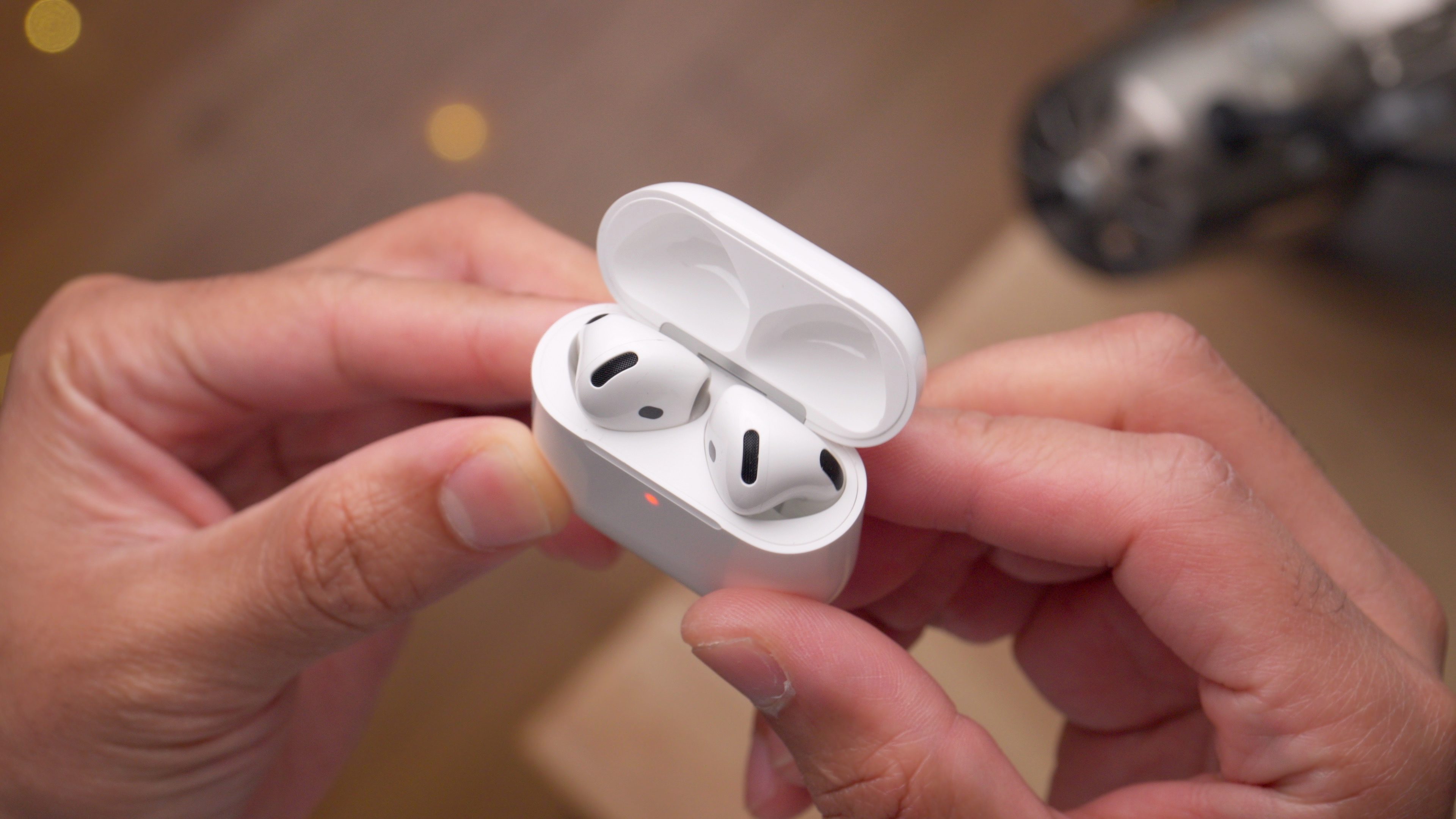 Разборка AirPods 4: незначительные изменения, отсутствие улучшения ремонтопригодности