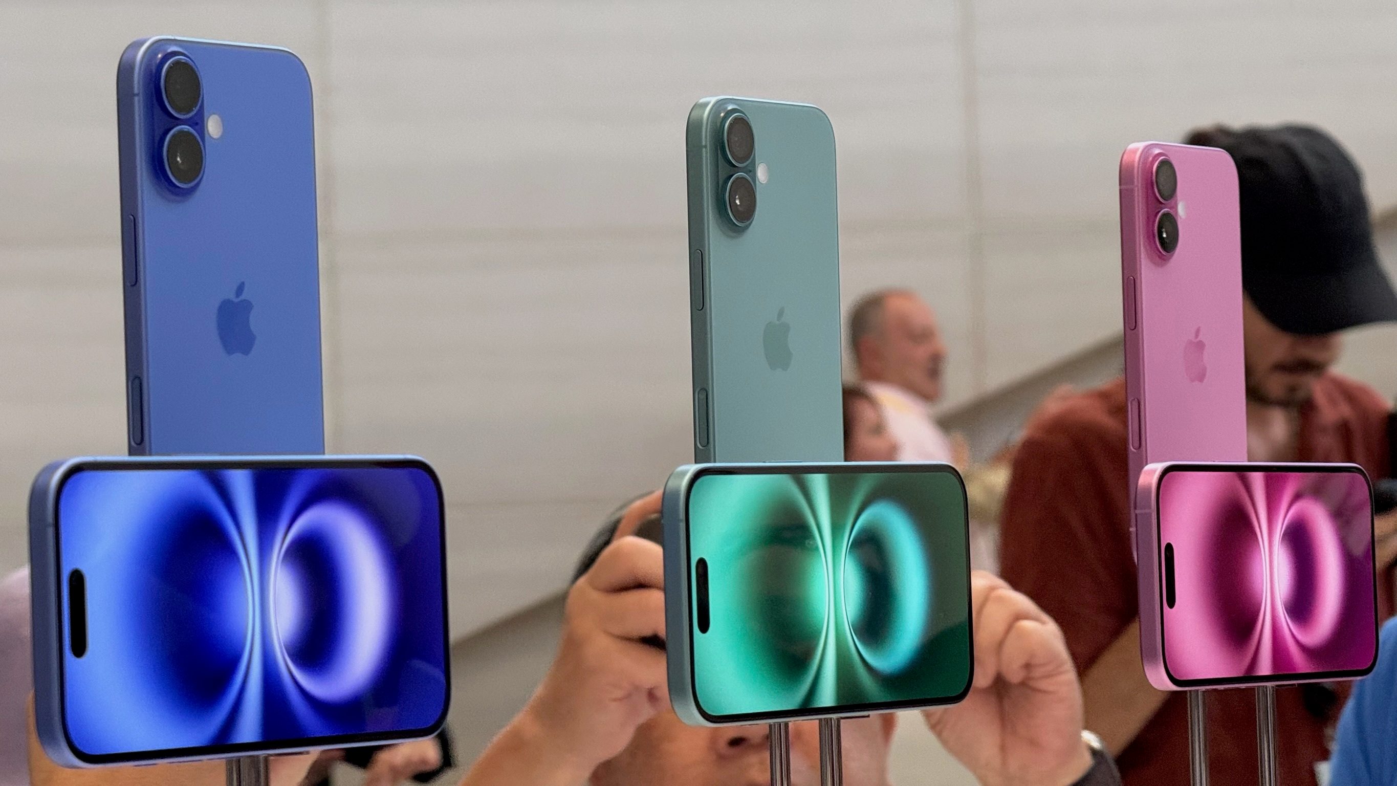 Apple заявляет, что новый дизайн iPhone 16 облегчает замену аккумулятора