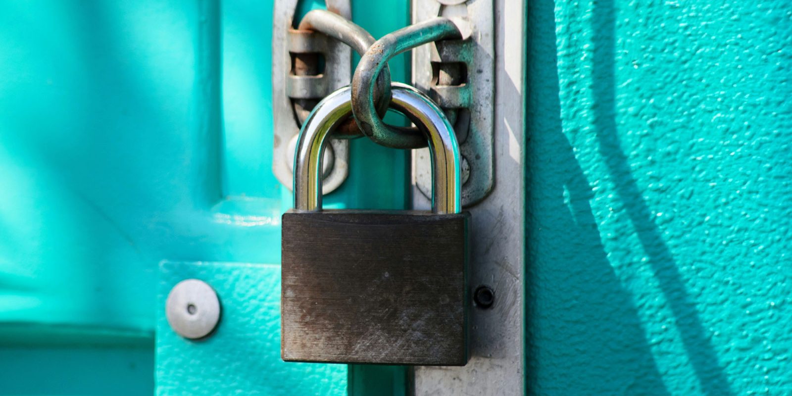 Carriers don't want to unlock your iPhone | Padlocked door