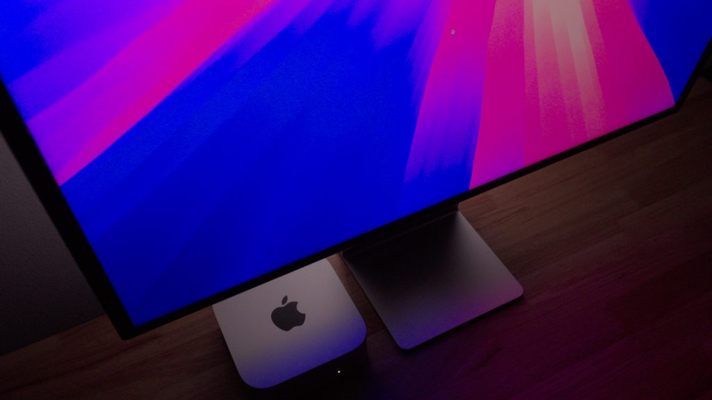 wallpaper macOS Sequoia di Studio Display didukung oleh monitor mini M4 Mac
