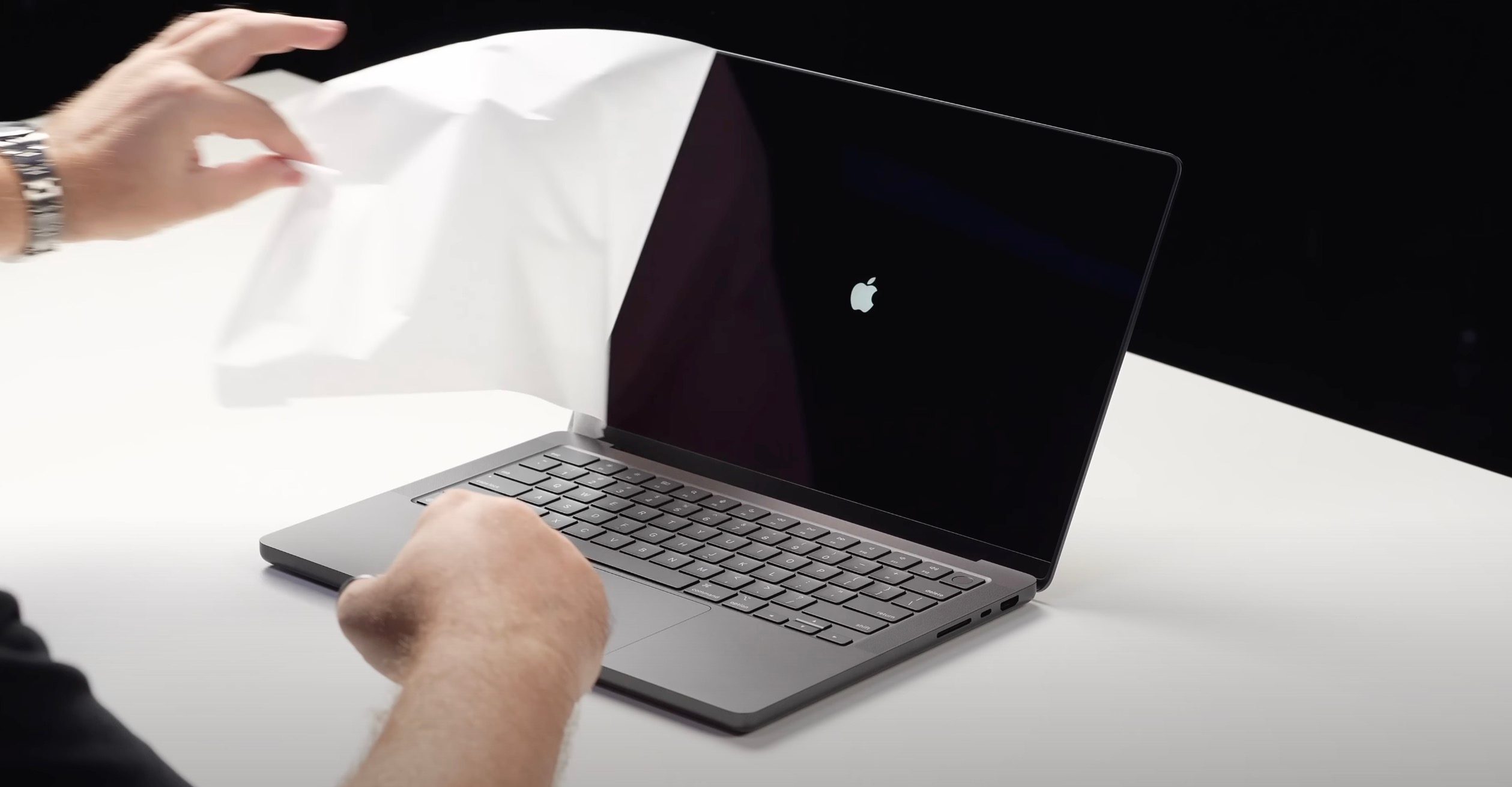 Новое видео распаковки предположительно демонстрирует неанонсированный MacBook Pro M4 с результатами тестов