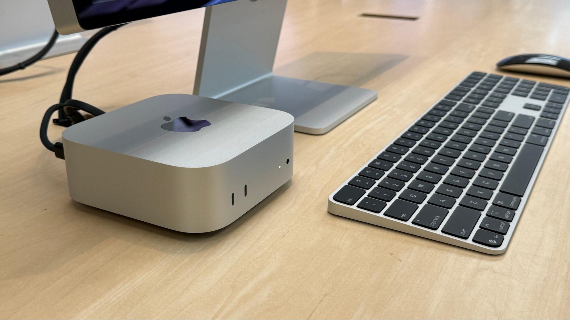 Mac mini M4 предлагает модульное хранилище SSD, более быструю базовую модель