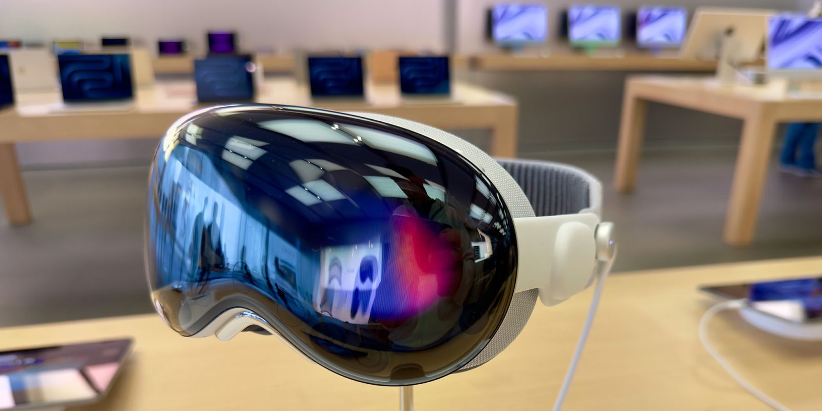 Apple describes a way to make Vision Pro much lighter | Current model shown