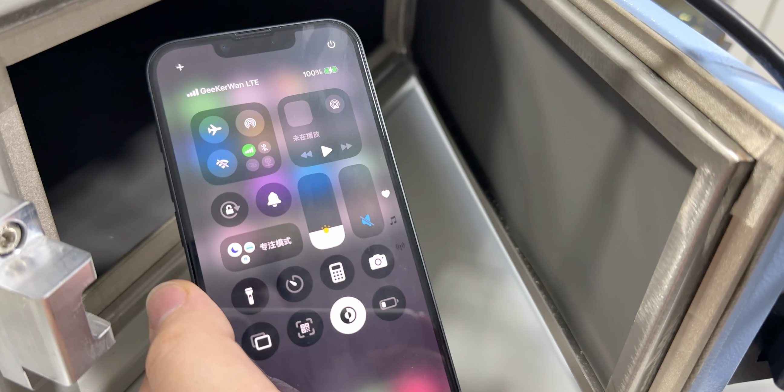 Первые лабораторные тесты показывают, что новый модем Apple в iPhone 16e сопоставим по скорости с iPhone 16, но гораздо более эффективен